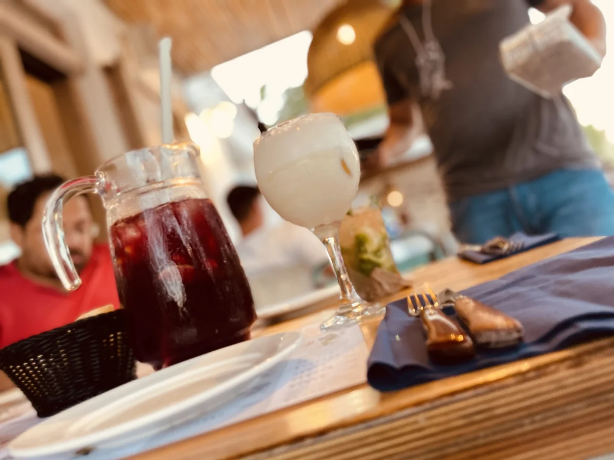 Cócteles y sangría en la mesa