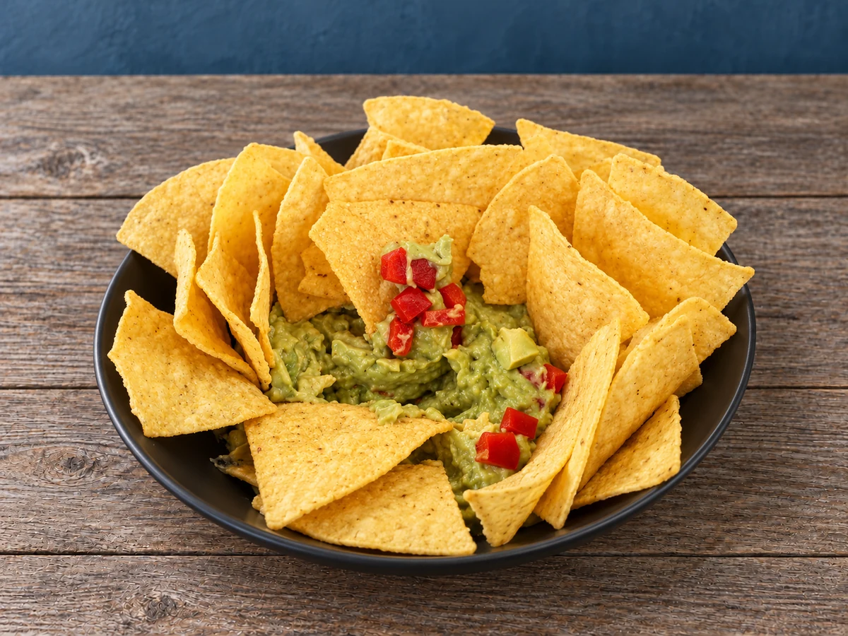 Guacamole con nachos y queso