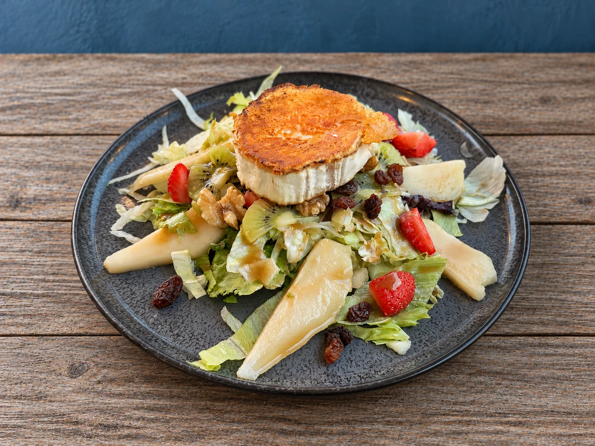 Ensalada de cabra : queso de cabra, fresas, miel, nueces, hojas frescas, kiwi
