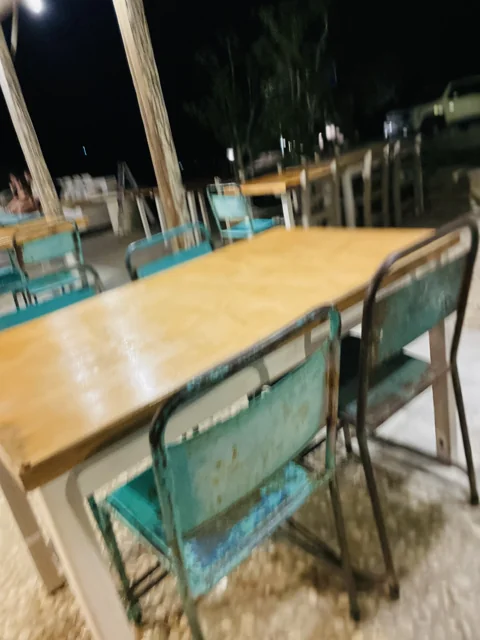 Madera y sillas de la terraza
