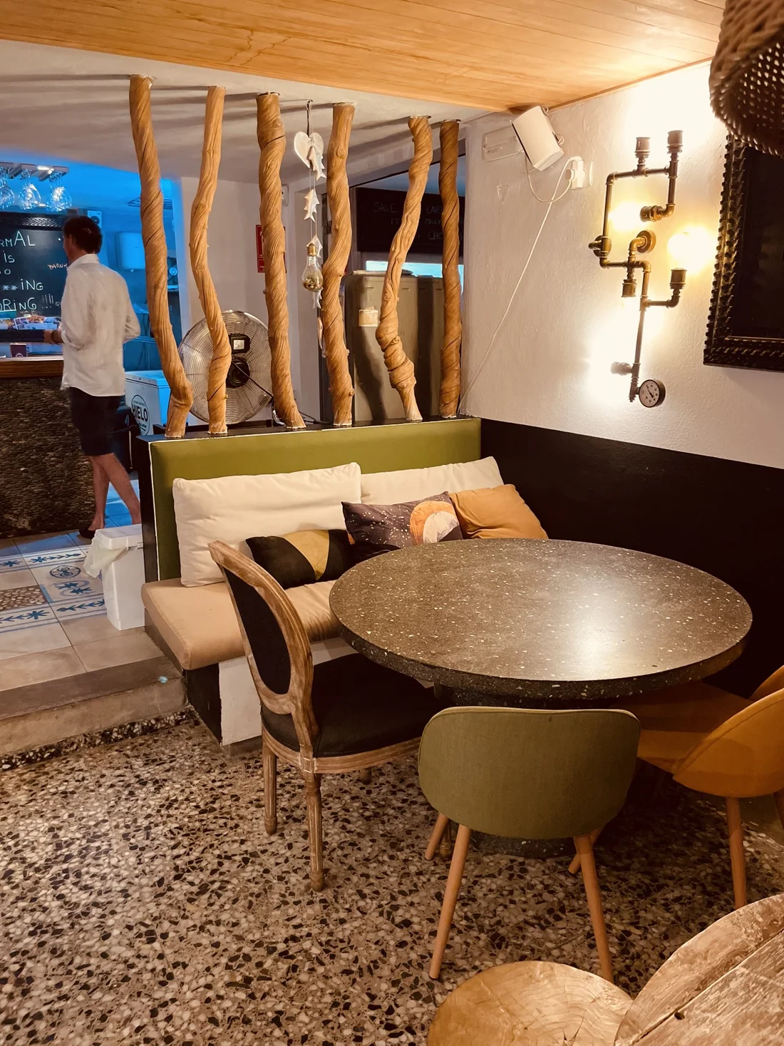 Una mesa redonda y asientos verdes en el restaurante